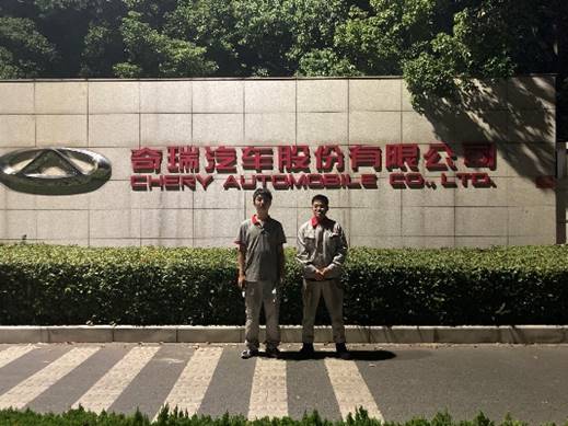 一些人在路上走中度可信度描述已自动生成