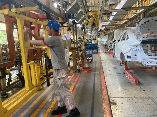 图片包含 建筑, 男人, 站, 板子描述已自动生成