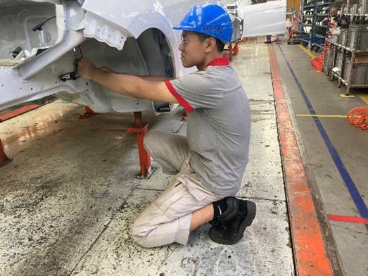 图片包含 人, 户外, 男孩, 年轻描述已自动生成